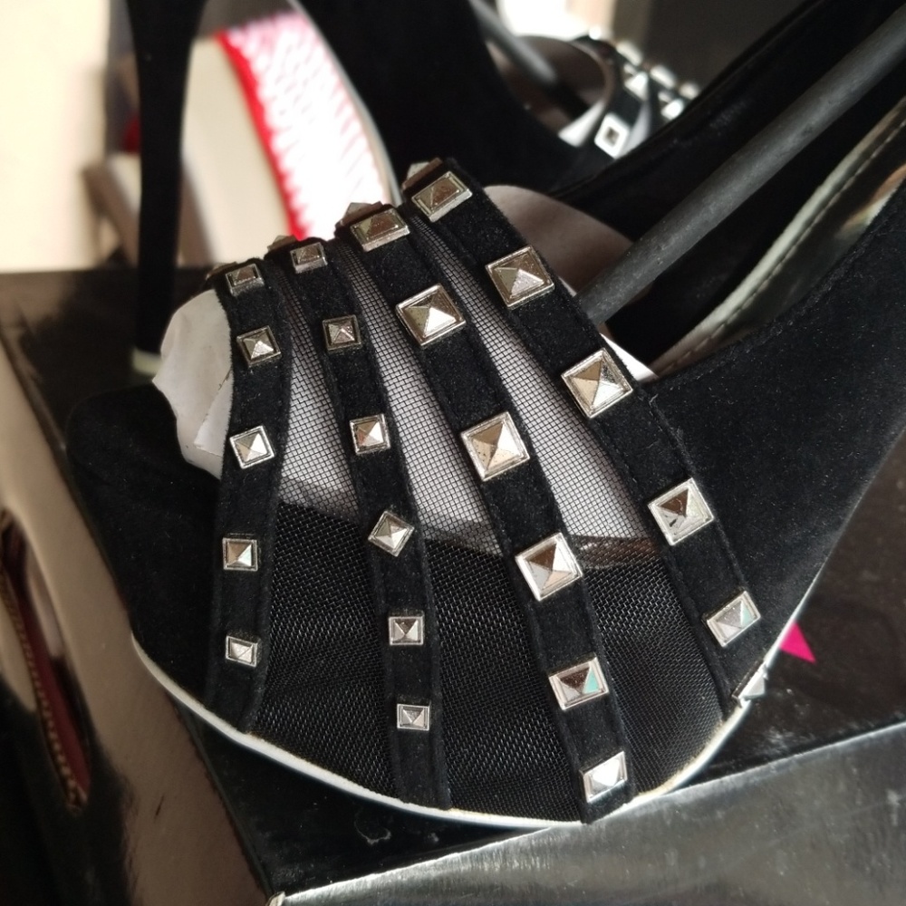 Heels - Picture 2 of 4